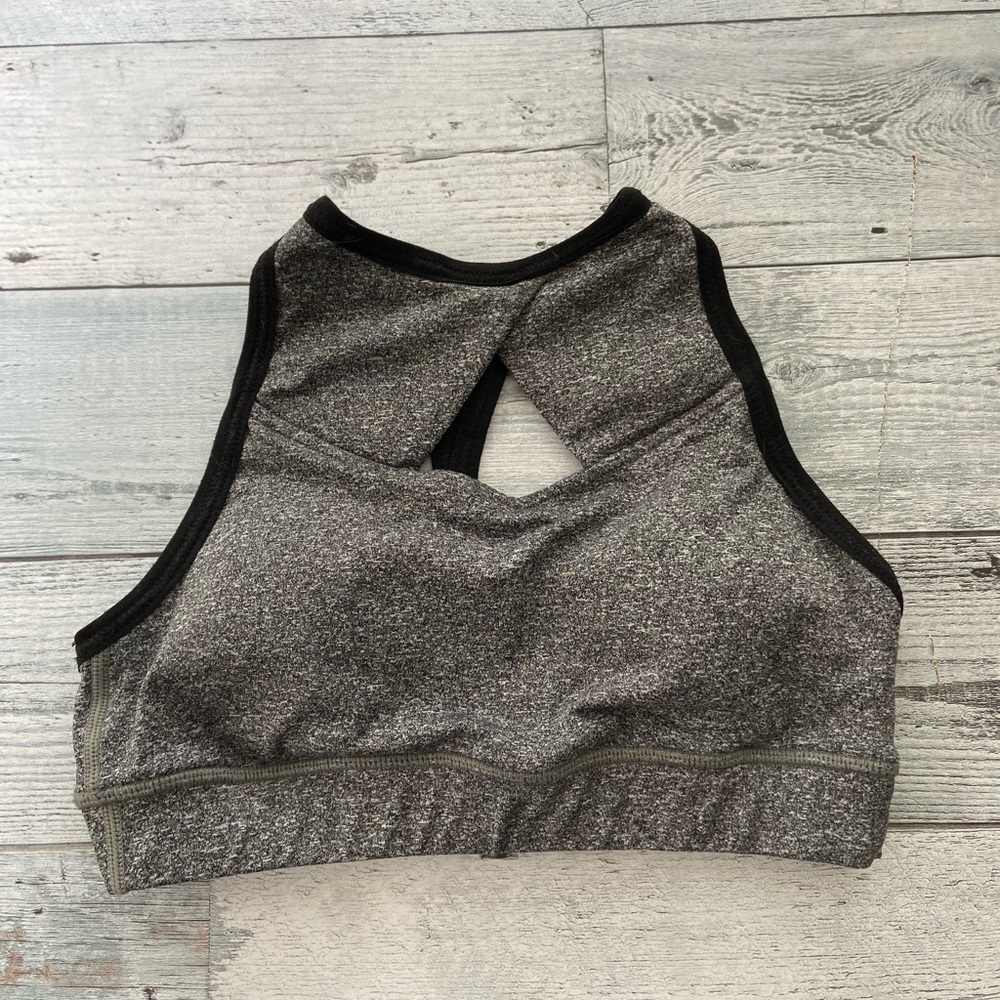 Chestee sports bra size small